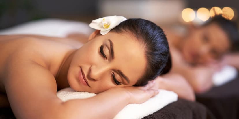 Hýčkání a relaxace ve vyhlášeném salonu Elite: tradiční thajské, hřejivé i beauty masáže